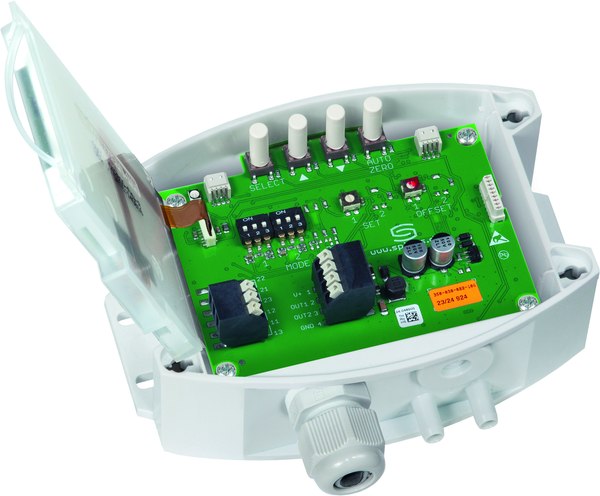 PREMASREG 7165-UW LCD, mit geöffneter Abdeckung und LCD-Anzeige - S+S Regeltechnik